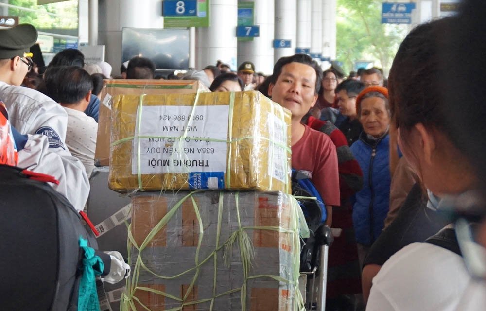 Tân Sơn Nhất ngột ngạt: 10 người đón 1 người về Tết