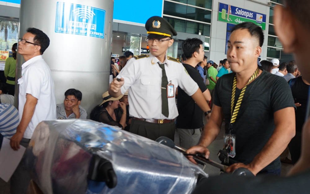 Tân Sơn Nhất ngột ngạt: 10 người đón 1 người về Tết