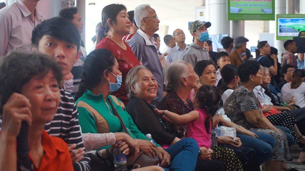 Tân Sơn Nhất ngột ngạt: 10 người đón 1 người về Tết