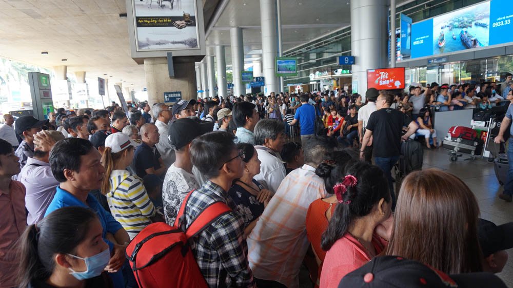 Tân Sơn Nhất ngột ngạt: 10 người đón 1 người về Tết