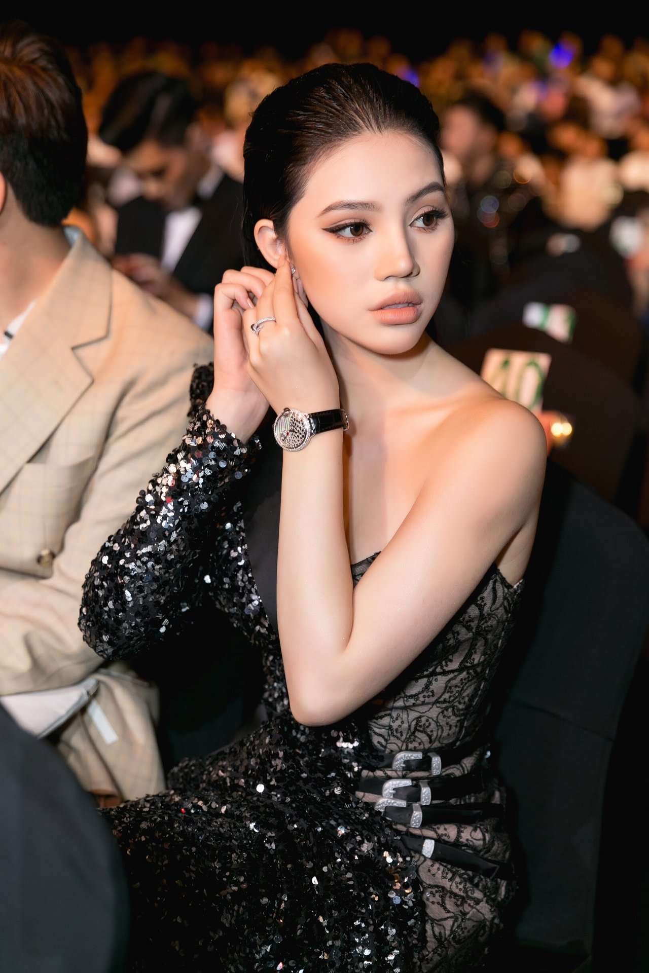 chi-2-ti-dong-cho-hang-hieu-hoa-hau-con-nha-giau-jolie-nguyen-khien-ai-ai-cung-phai-kieng-ne