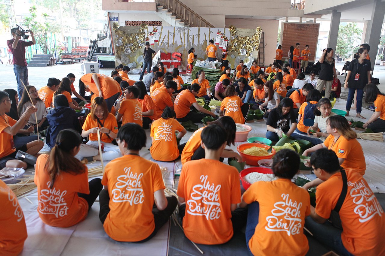 lanh-su-nam-phi-goi-2000-banh-chung-tang-nguoi-ngheo-don-tet
