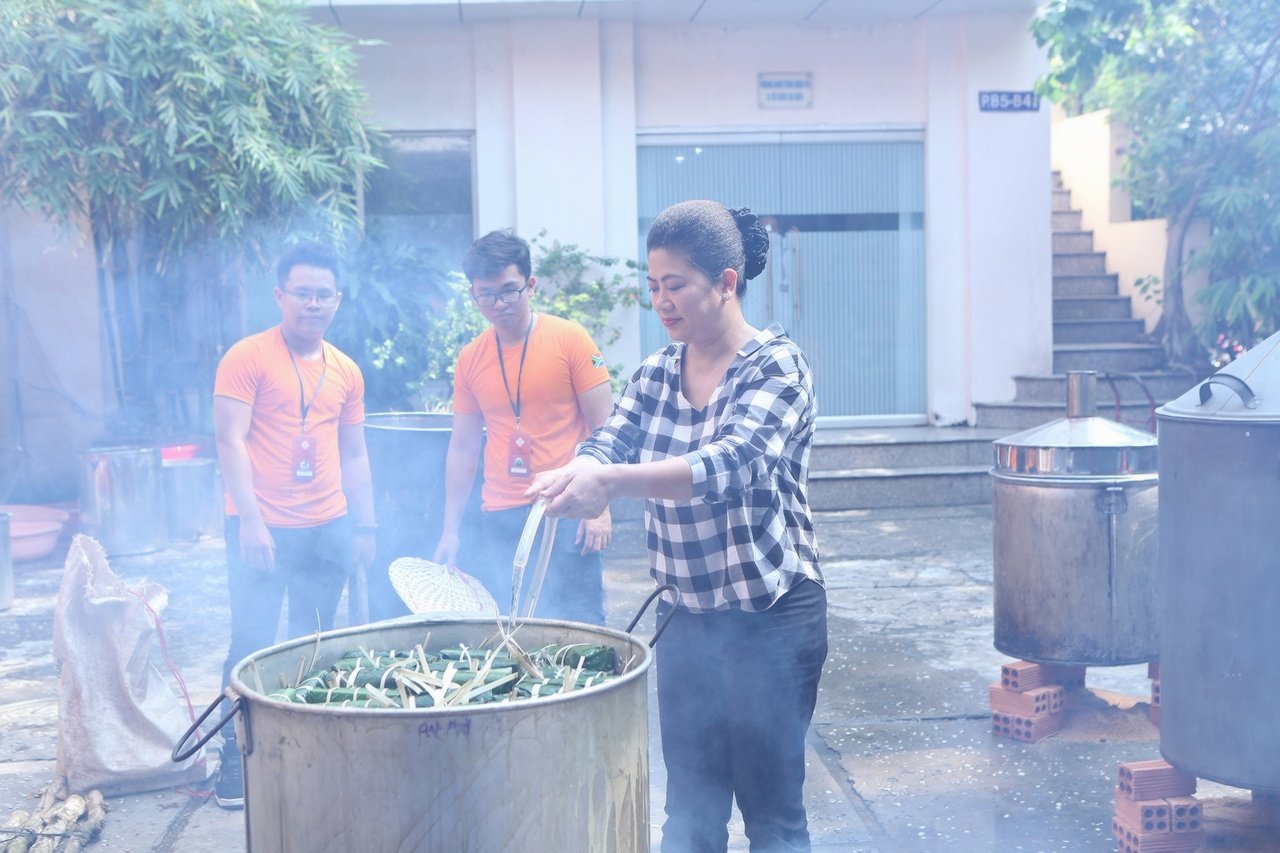lanh-su-nam-phi-goi-2000-banh-chung-tang-nguoi-ngheo-don-tet