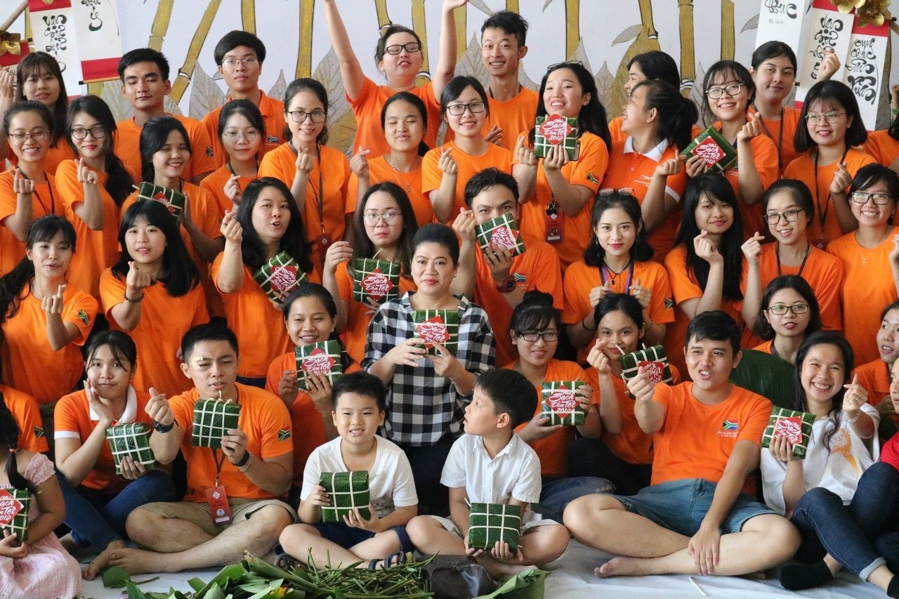 lanh-su-nam-phi-goi-2000-banh-chung-tang-nguoi-ngheo-don-tet