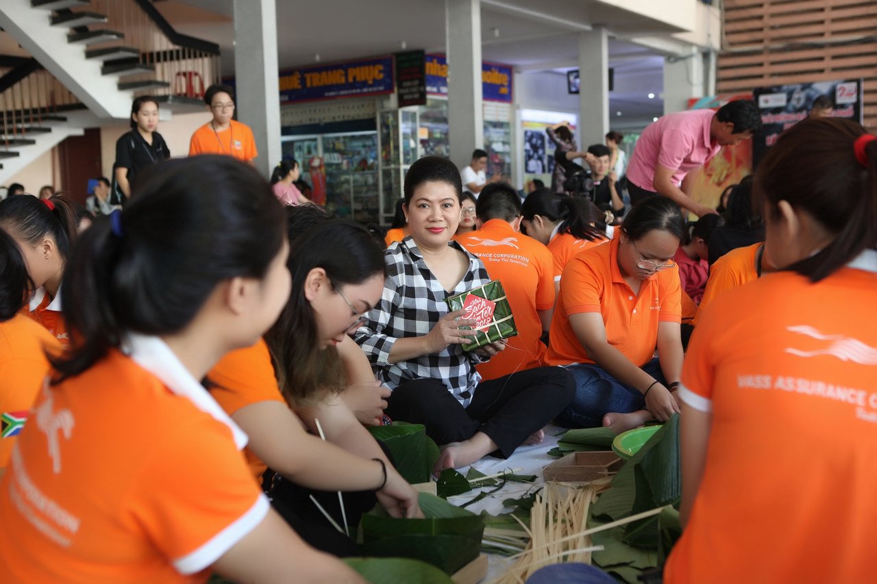 lanh-su-nam-phi-goi-2000-banh-chung-tang-nguoi-ngheo-don-tet