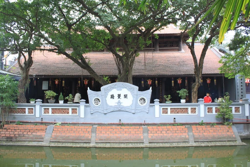 5-ngoi-chua-linh-thieng-o-ha-noi-de-den-cau-an-dau-nam-moi