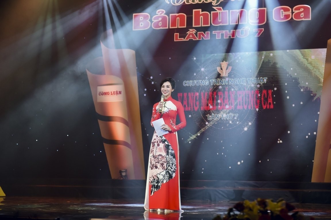 a-hoang-golf-queen-nguyen-hai-anh-dien-ao-dai-dac-biet-duyen-dang-trong-vai-tro-mc
