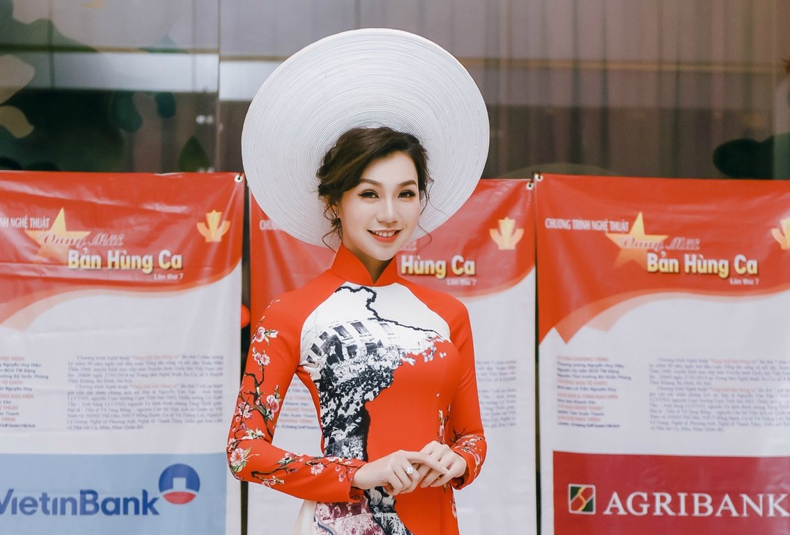 a-hoang-golf-queen-nguyen-hai-anh-dien-ao-dai-dac-biet-duyen-dang-trong-vai-tro-mc