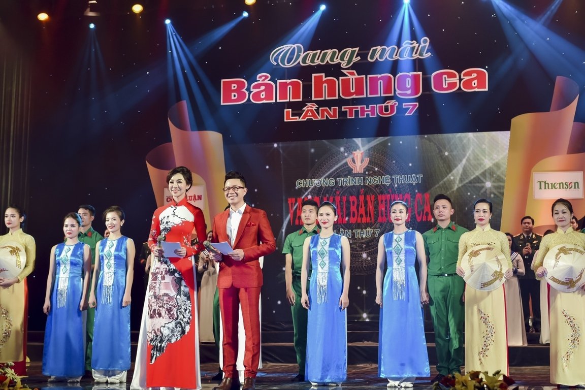 a-hoang-golf-queen-nguyen-hai-anh-dien-ao-dai-dac-biet-duyen-dang-trong-vai-tro-mc