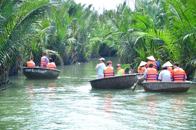 bai-nam-tet-du-lich-hoi-an-dau-nam-dung-chi-loanh-quanh-o-pho-co