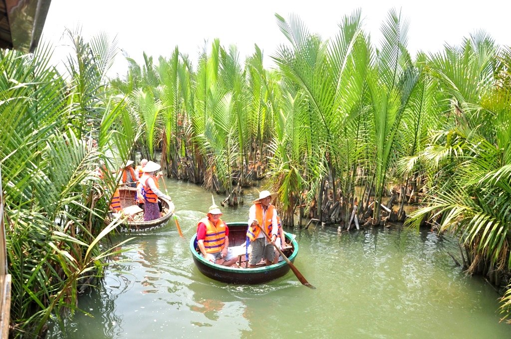 bai-nam-tet-du-lich-hoi-an-dau-nam-dung-chi-loanh-quanh-o-pho-co