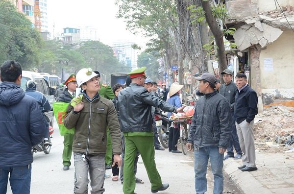 ha-noi-pha-do-cong-trinh-khong-che-chan-mot-phu-nu-bi-be-tong-de-len-nguoi