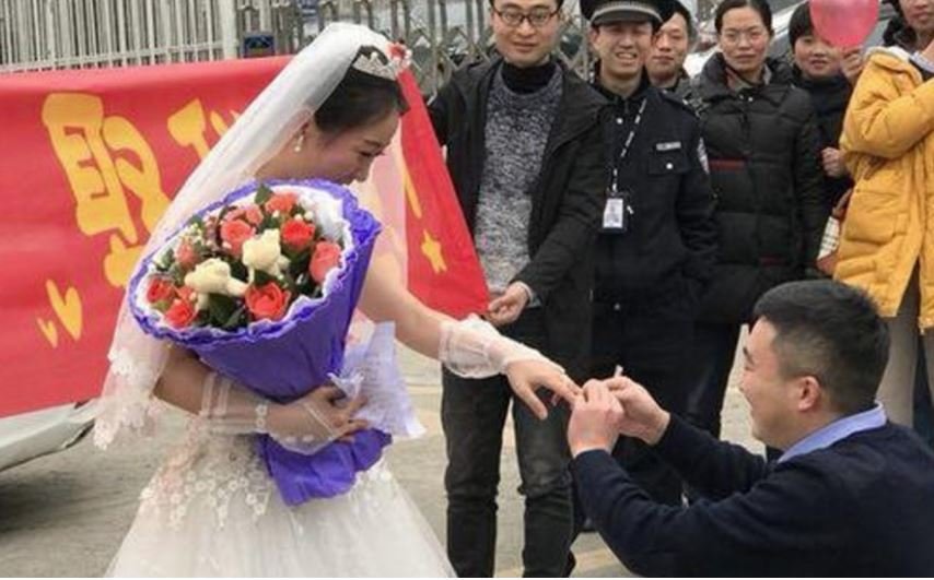 co-gai-mac-vay-cuoi-den-nha-tu-cau-hon-ban-trai