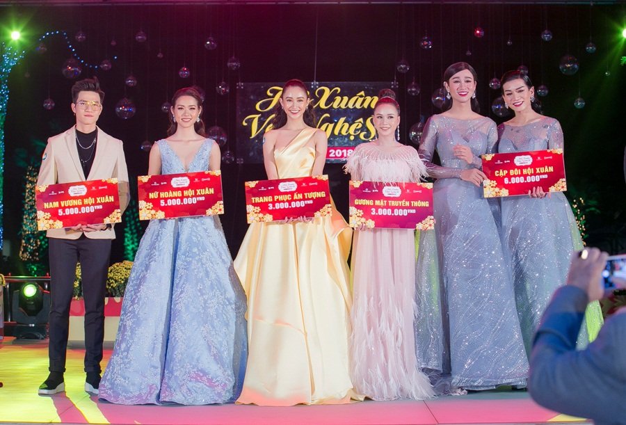 dien-vay-lo-lem-len-tham-do-diep-bao-ngoc-xuat-sac-gianh-giai-nu-hoang-hoi-xuan