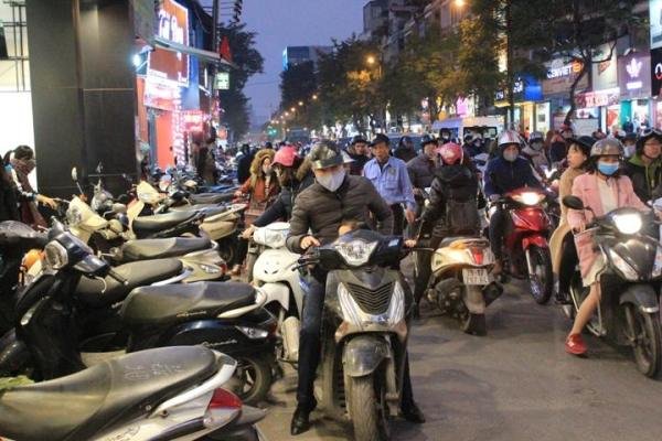 ha-noi-ban-hang-tet-lan-chiem-via-he-gay-tac-nghen-giao-thong