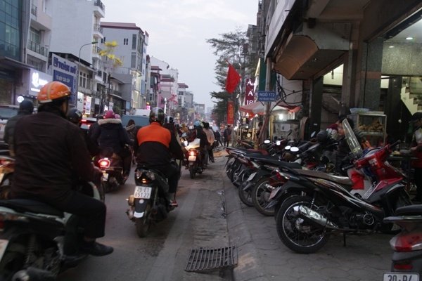 ha-noi-ban-hang-tet-lan-chiem-via-he-gay-tac-nghen-giao-thong