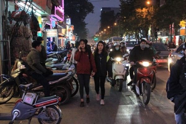 ha-noi-ban-hang-tet-lan-chiem-via-he-gay-tac-nghen-giao-thong