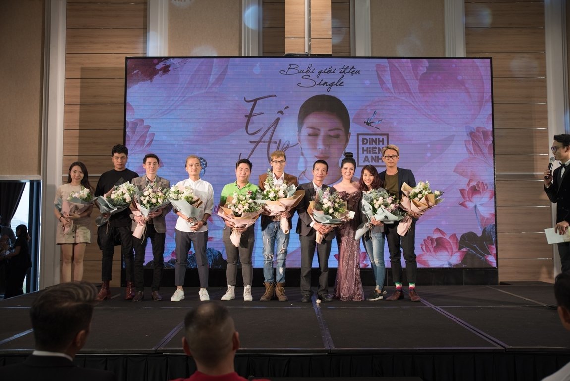 ho-ngoc-ha-bang-kieu-va-dan-sao-viet-no-nuc-chuc-mung-ca-si-dinh-hien-anh-ra-mat-du-an-khung