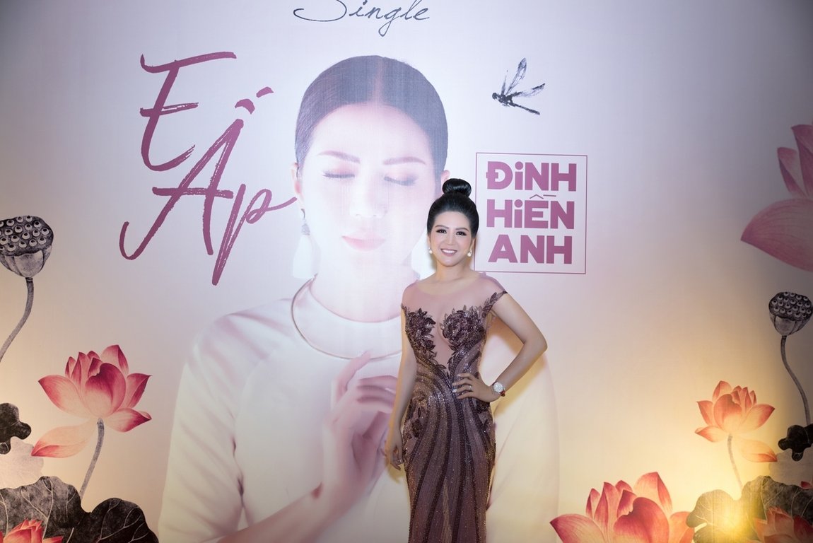 ho-ngoc-ha-bang-kieu-va-dan-sao-viet-no-nuc-chuc-mung-ca-si-dinh-hien-anh-ra-mat-du-an-khung