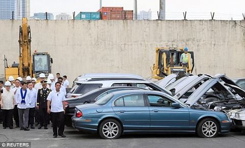 Philippines nghiền nát hàng chục xe sang nhập lậu