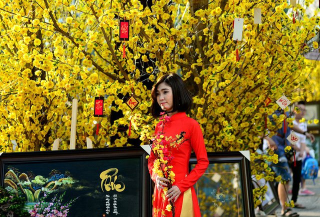 Thiếu nữ Sài Gòn thướt tha tà áo dài xuống phố ông Đồ