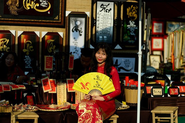 Thiếu nữ Sài Gòn thướt tha tà áo dài xuống phố ông Đồ