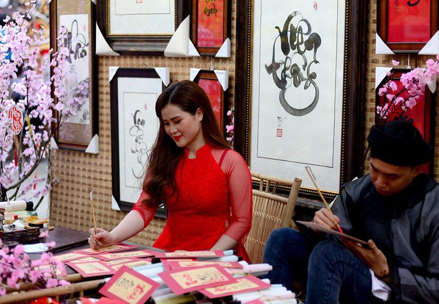 Thiếu nữ Sài Gòn thướt tha tà áo dài xuống phố ông Đồ