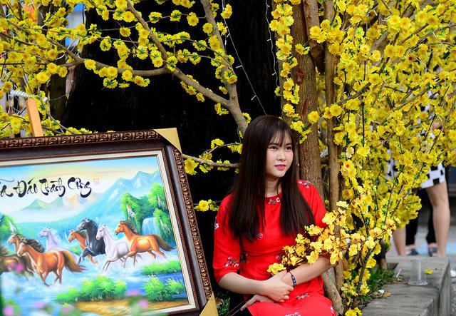 Thiếu nữ Sài Gòn thướt tha tà áo dài xuống phố ông Đồ