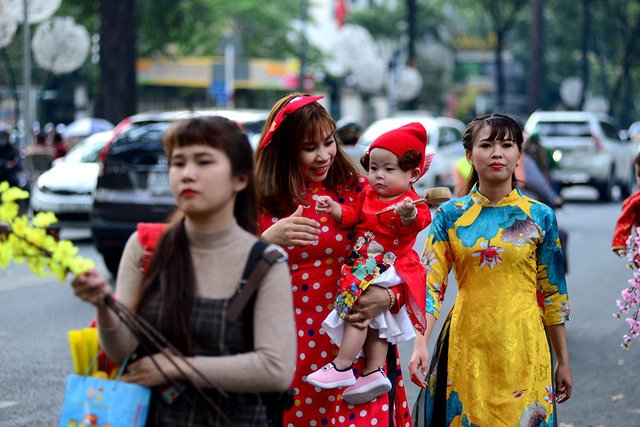 Thiếu nữ Sài Gòn thướt tha tà áo dài xuống phố ông Đồ