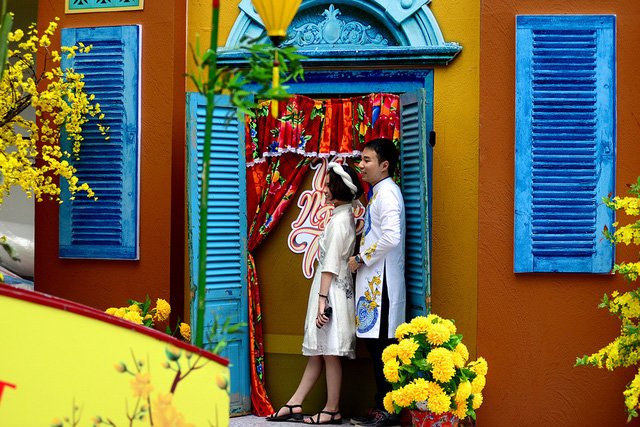 Thiếu nữ Sài Gòn thướt tha tà áo dài xuống phố ông Đồ