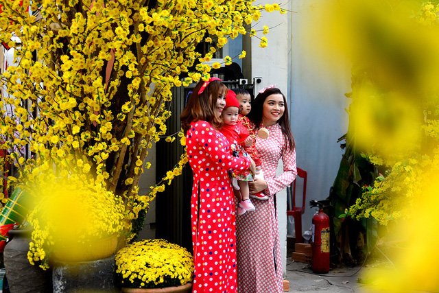 Thiếu nữ Sài Gòn thướt tha tà áo dài xuống phố ông Đồ