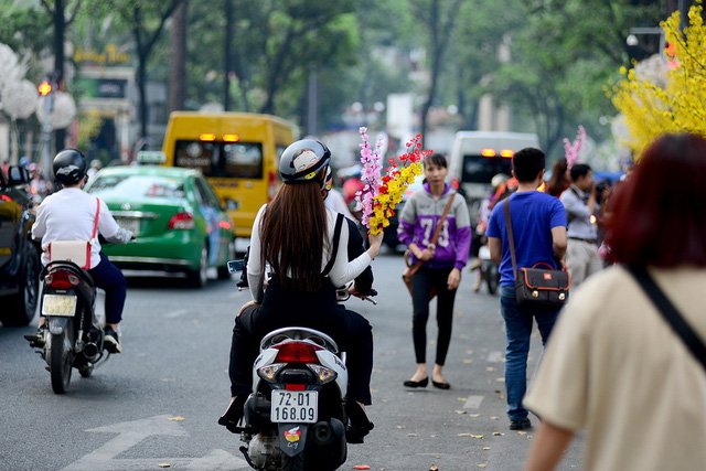 Thiếu nữ Sài Gòn thướt tha tà áo dài xuống phố ông Đồ