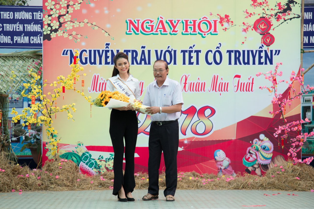a-hau-mau-thuy-ve-tham-truong-cu-trao-tang-15-trieu-dong-cho-quy-khuyen-hoc