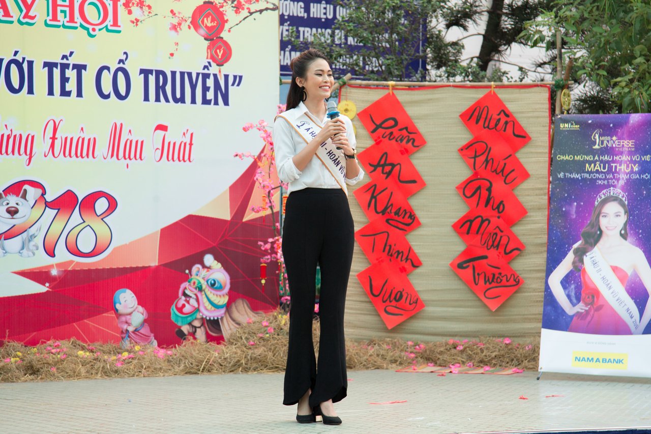 a-hau-mau-thuy-ve-tham-truong-cu-trao-tang-15-trieu-dong-cho-quy-khuyen-hoc