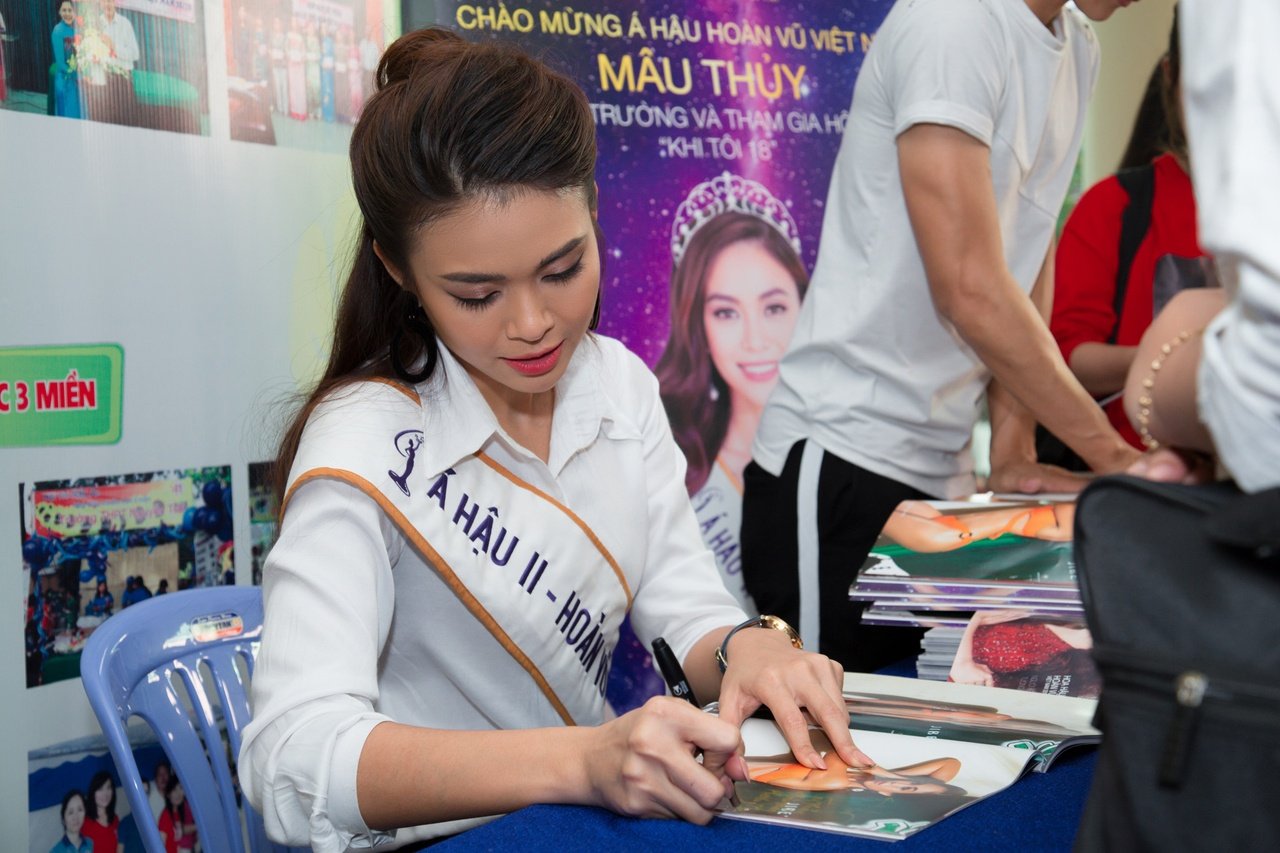 a-hau-mau-thuy-ve-tham-truong-cu-trao-tang-15-trieu-dong-cho-quy-khuyen-hoc