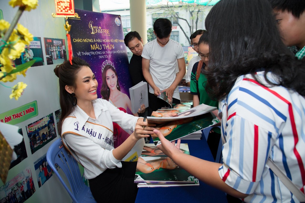 a-hau-mau-thuy-ve-tham-truong-cu-trao-tang-15-trieu-dong-cho-quy-khuyen-hoc