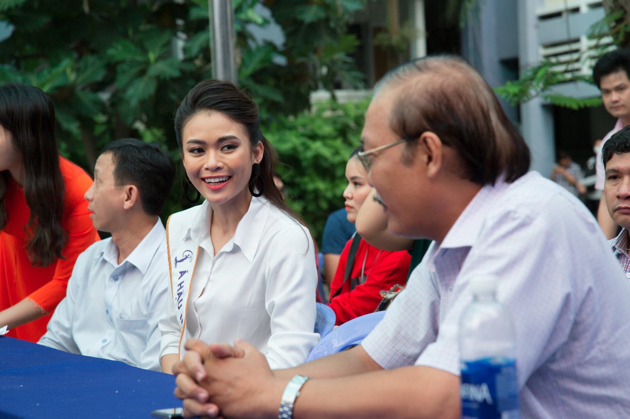 a-hau-mau-thuy-ve-tham-truong-cu-trao-tang-15-trieu-dong-cho-quy-khuyen-hoc