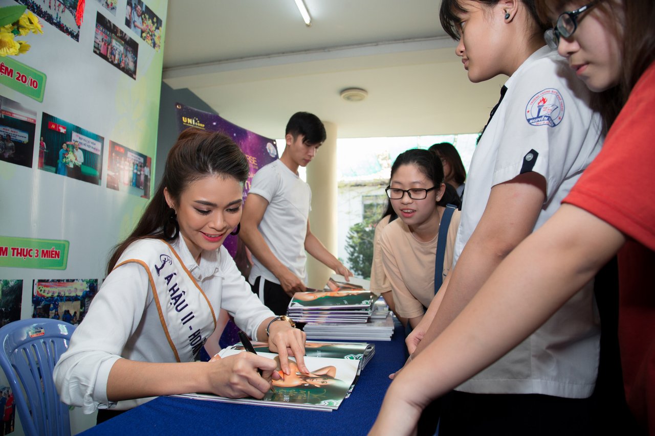 a-hau-mau-thuy-ve-tham-truong-cu-trao-tang-15-trieu-dong-cho-quy-khuyen-hoc