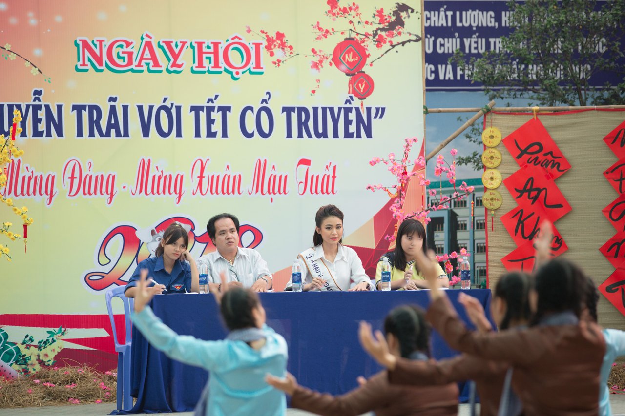 a-hau-mau-thuy-ve-tham-truong-cu-trao-tang-15-trieu-dong-cho-quy-khuyen-hoc
