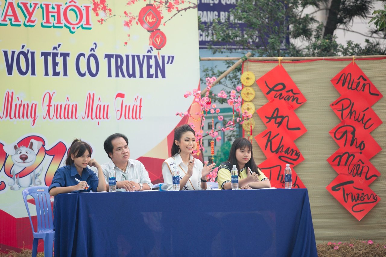 a-hau-mau-thuy-ve-tham-truong-cu-trao-tang-15-trieu-dong-cho-quy-khuyen-hoc