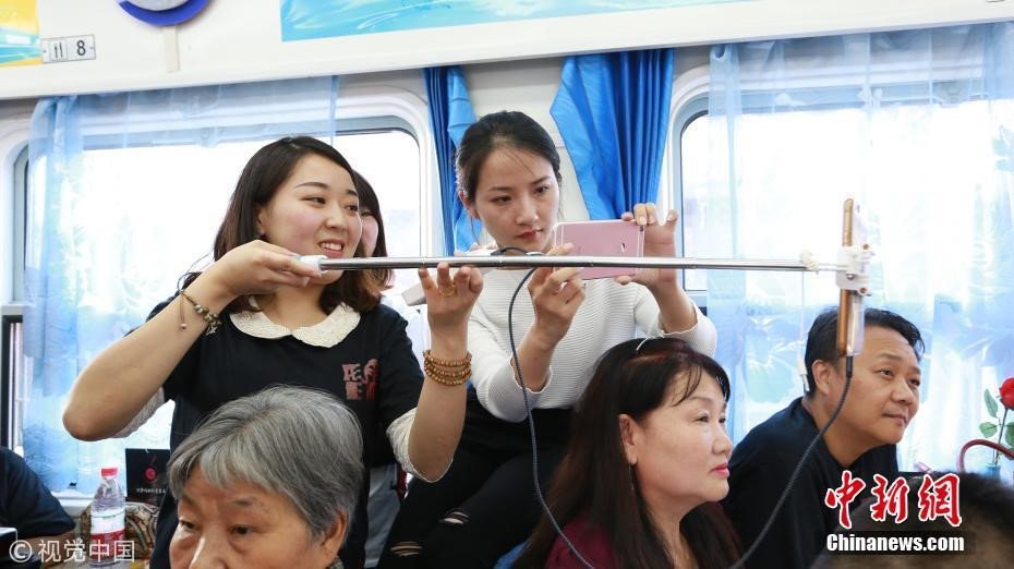 Chờ tàu xe trước Tết, người Trung Quốc làm gì để giết thời gian?