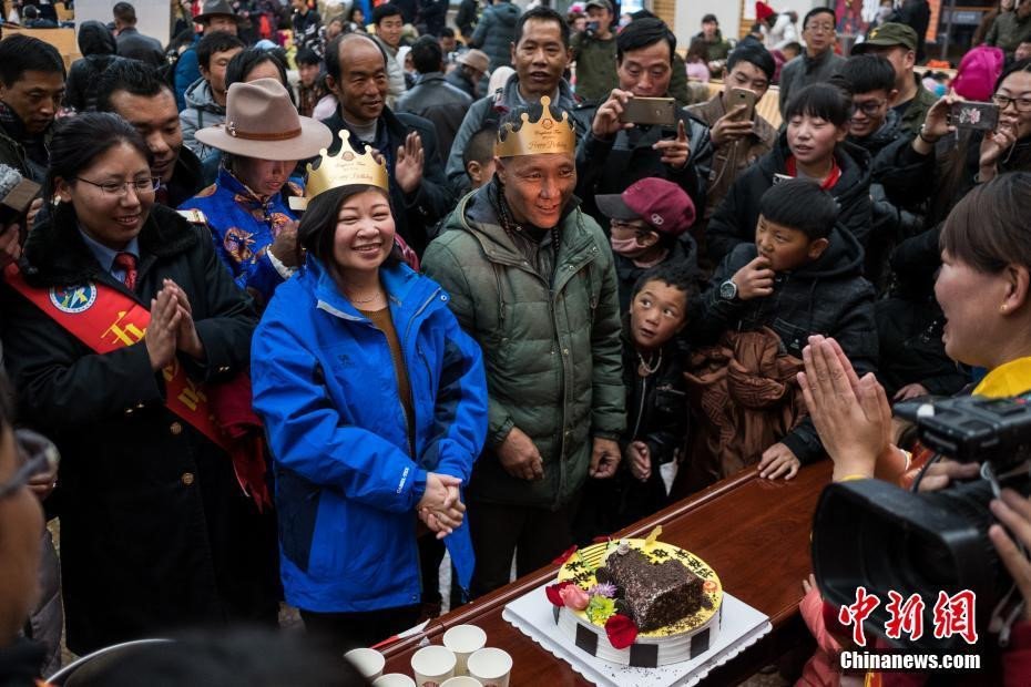 Chờ tàu xe trước Tết, người Trung Quốc làm gì để giết thời gian?