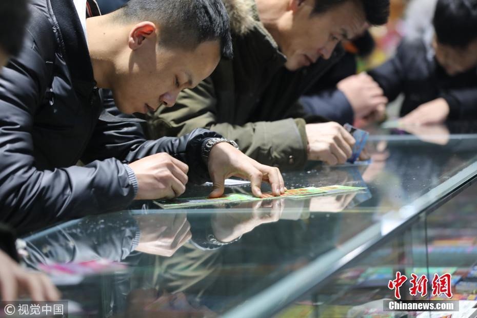 Chờ tàu xe trước Tết, người Trung Quốc làm gì để giết thời gian?