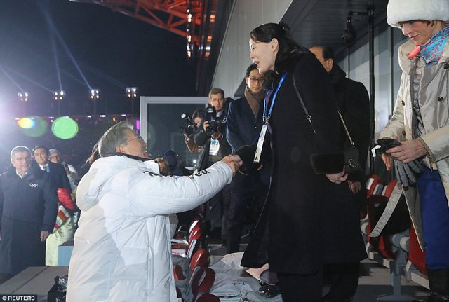 Cử chỉ trong phòng VIP hé lộ sự quyền lực của em gái ông Kim Jong-un
