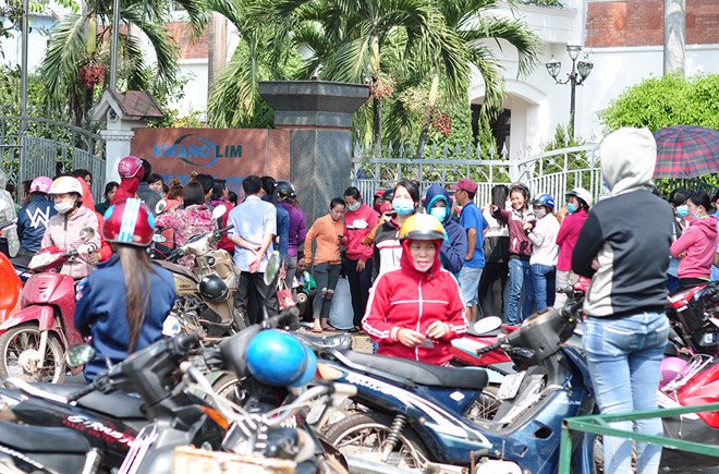 Công nhân ăn mì gói cầm cự chờ công ty trả lương trước ngày Tết