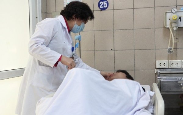 Giận chồng suốt ngày ăn nhậu liên hoan cuối năm, vợ uống rượu đến hôn mê bất tỉnh