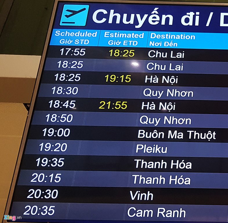 Cảnh máy bay ùn ứ chờ cất cánh ở sân bay Tân Sơn Nhất