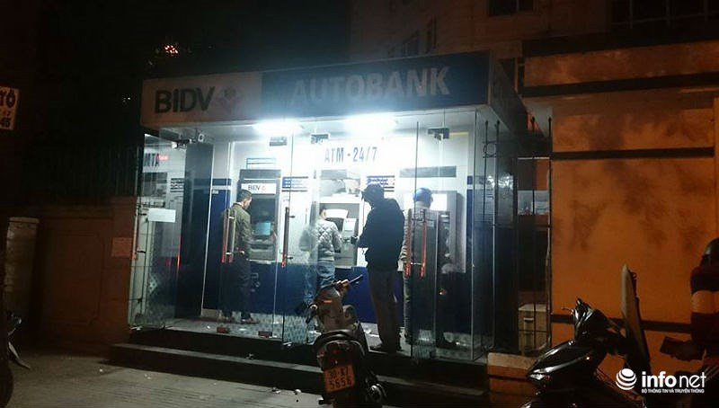 Khổ như đi rút tiền ngày Tết, khách chen chân xếp hàng từ sáng đến đêm