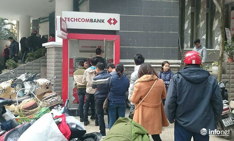 Khổ như đi rút tiền ngày Tết, khách chen chân xếp hàng từ sáng đến đêm