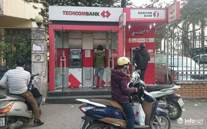 Khổ như đi rút tiền ngày Tết, khách chen chân xếp hàng từ sáng đến đêm